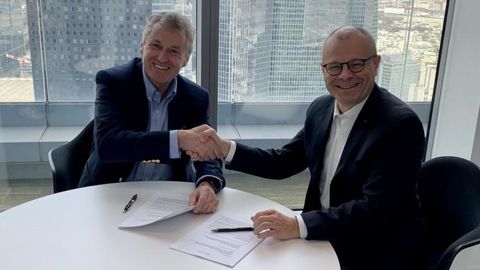 « Nous sommes convaincus que la coopération entre les énergéticiens et les acteurs du monde agricole peut favoriser la croissance des énergies renouvelables de façon bénéfique à l’ensemble des parties prenantes », a déclaré Thierry Muller, DG de Total Quadran (à dr.), lors de la signature du partenariat avec Thierry Blandinières, DG d’InVivo. © INVIVO